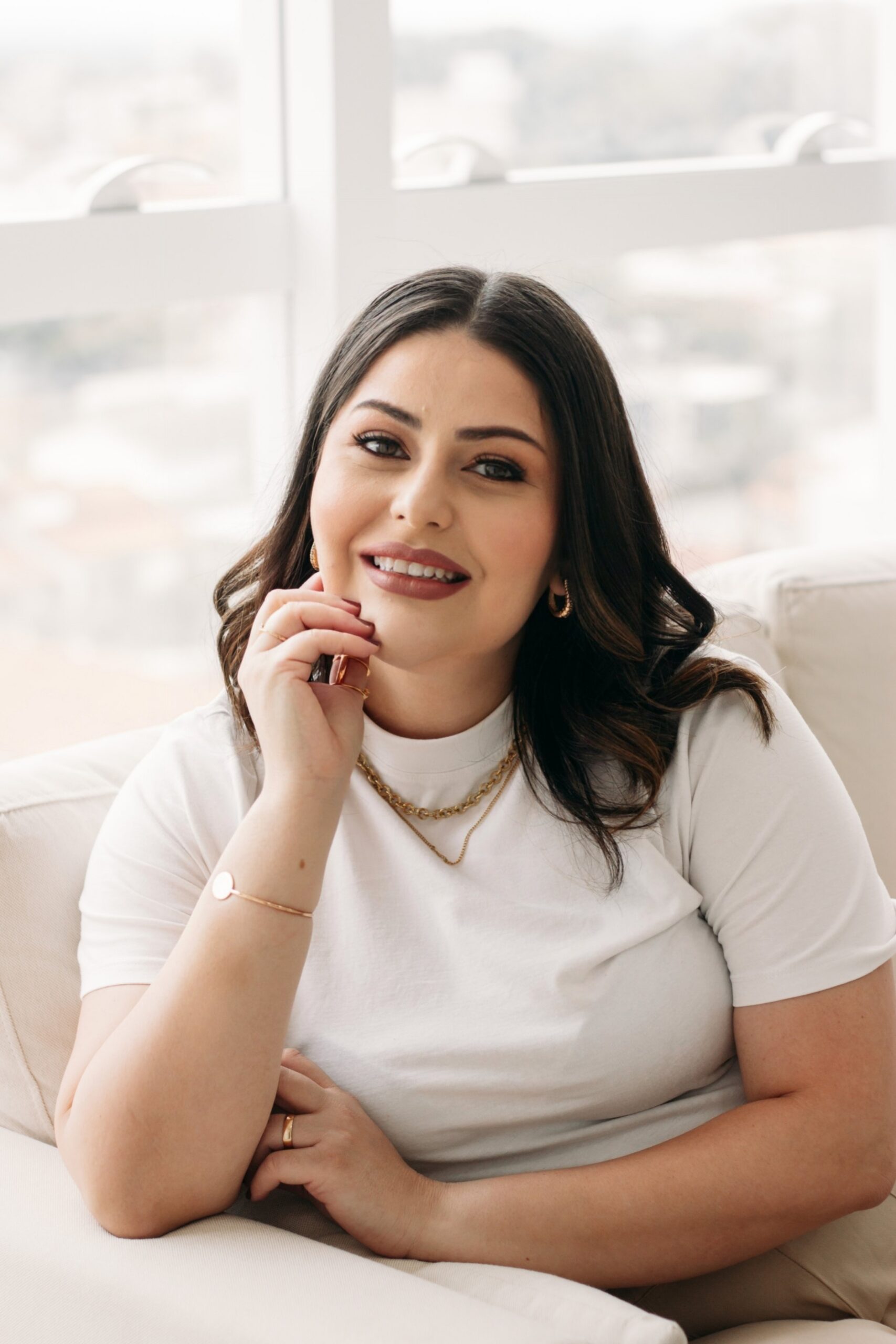 Você vive com os dentes encostados? Descubra como o apertamento dentário durante o dia causa dor no rosto e como a fisioterapia ajuda a quebrar esse ciclo.